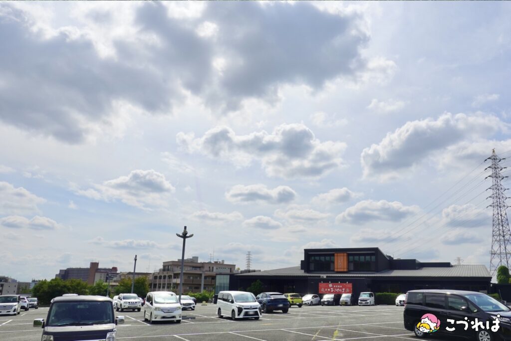 万博記念公園のアクセス
万博おゆば駐車場から園内までの行き方
①駐車場すぐ横の小道に入る