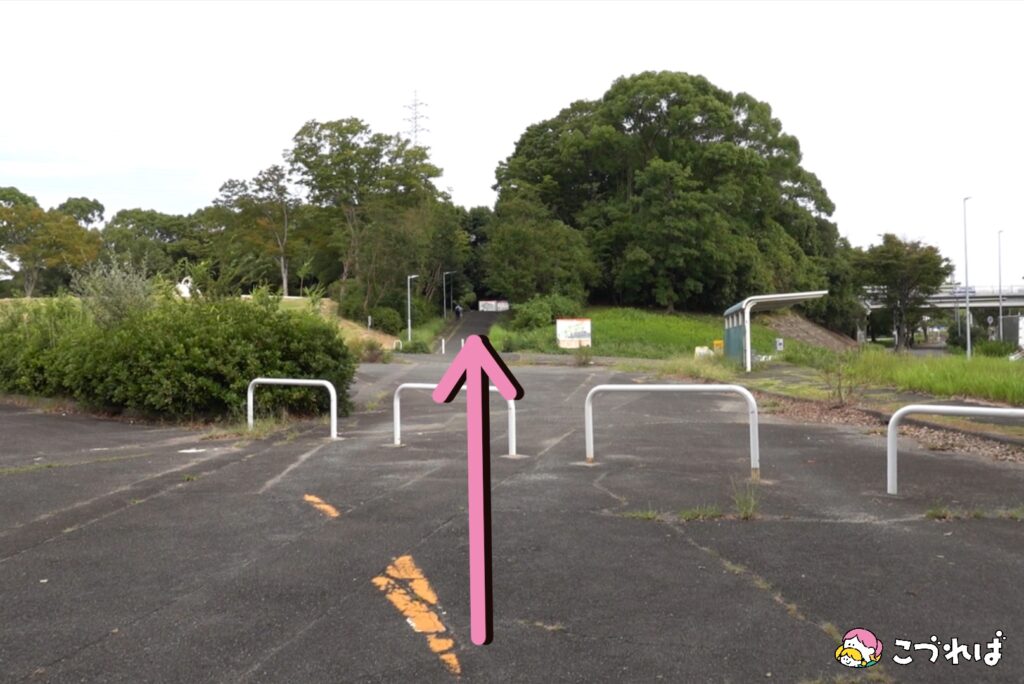 万博記念公園のアクセス
万博おゆば駐車場から園内までの行き方
③さらにまっすぐ進む